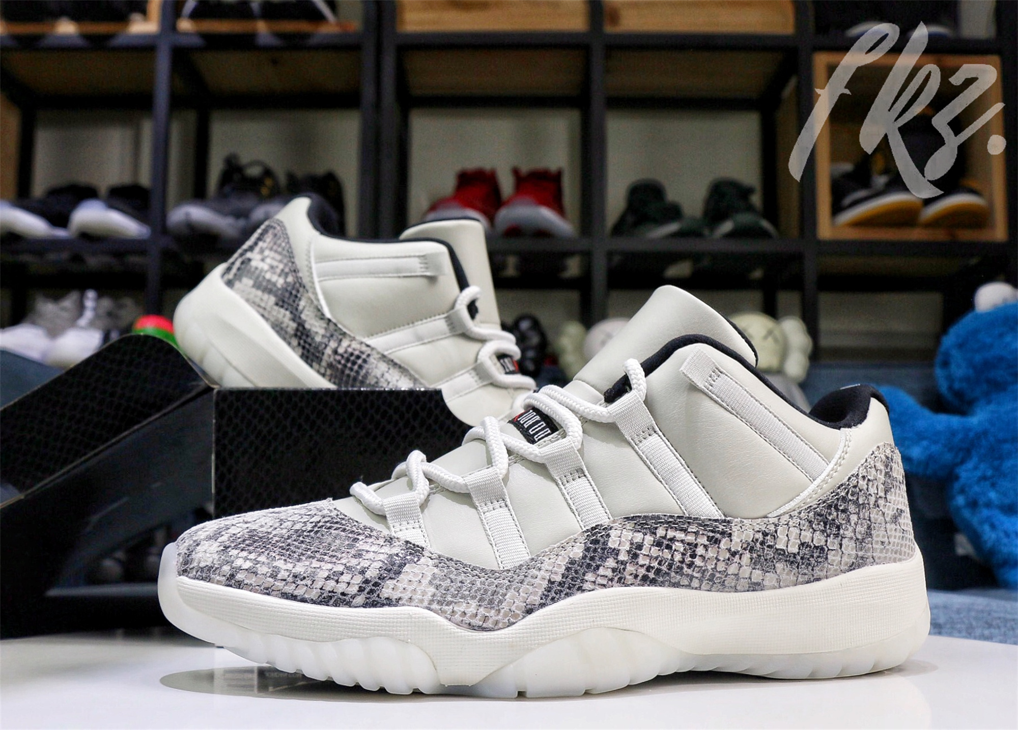 Air Jordan 11 Retro Low Snakeskin Light Bone