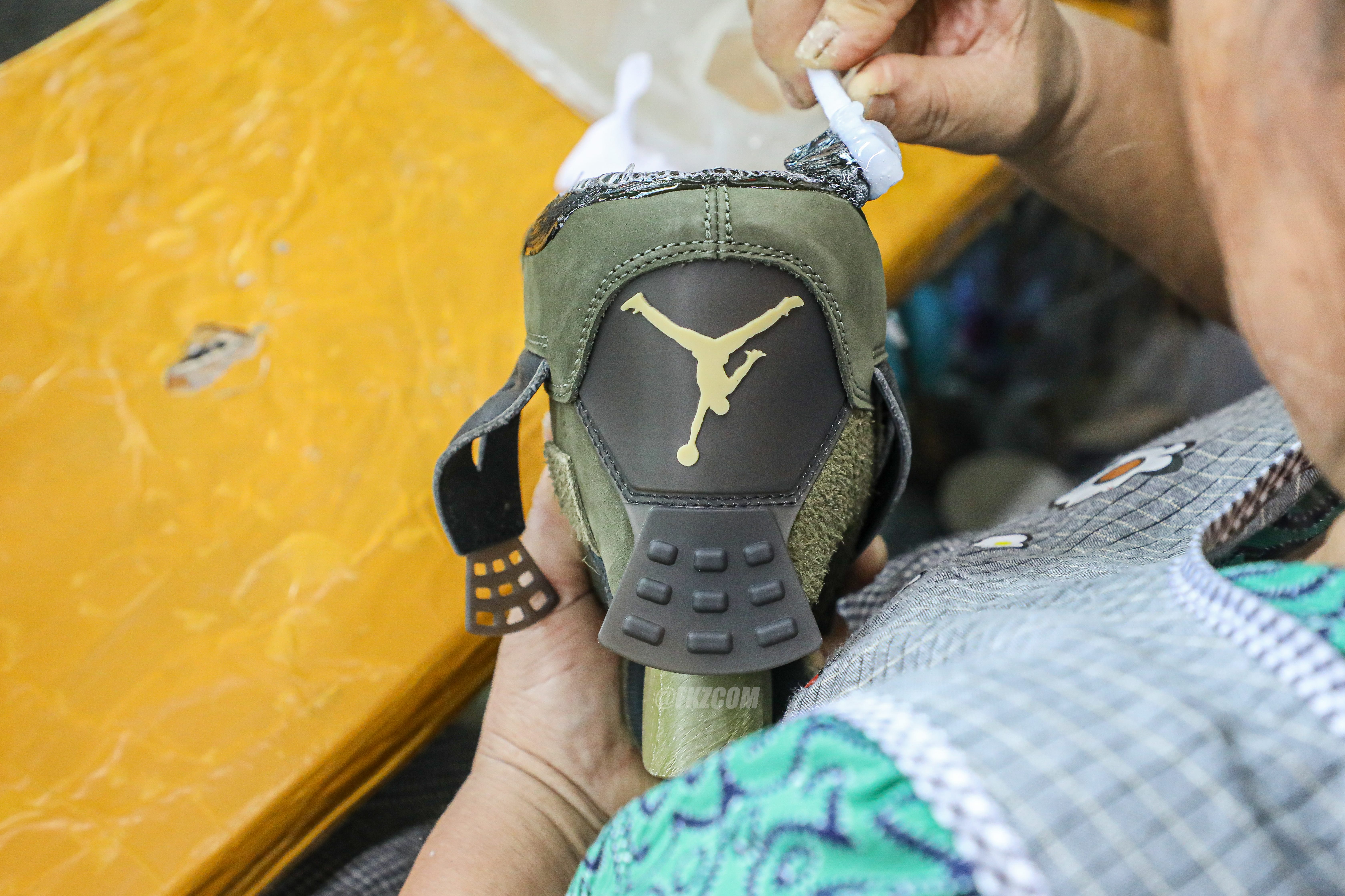 Air Jordan 4 Retro SE Craft Medium Olive (LN5 A1)