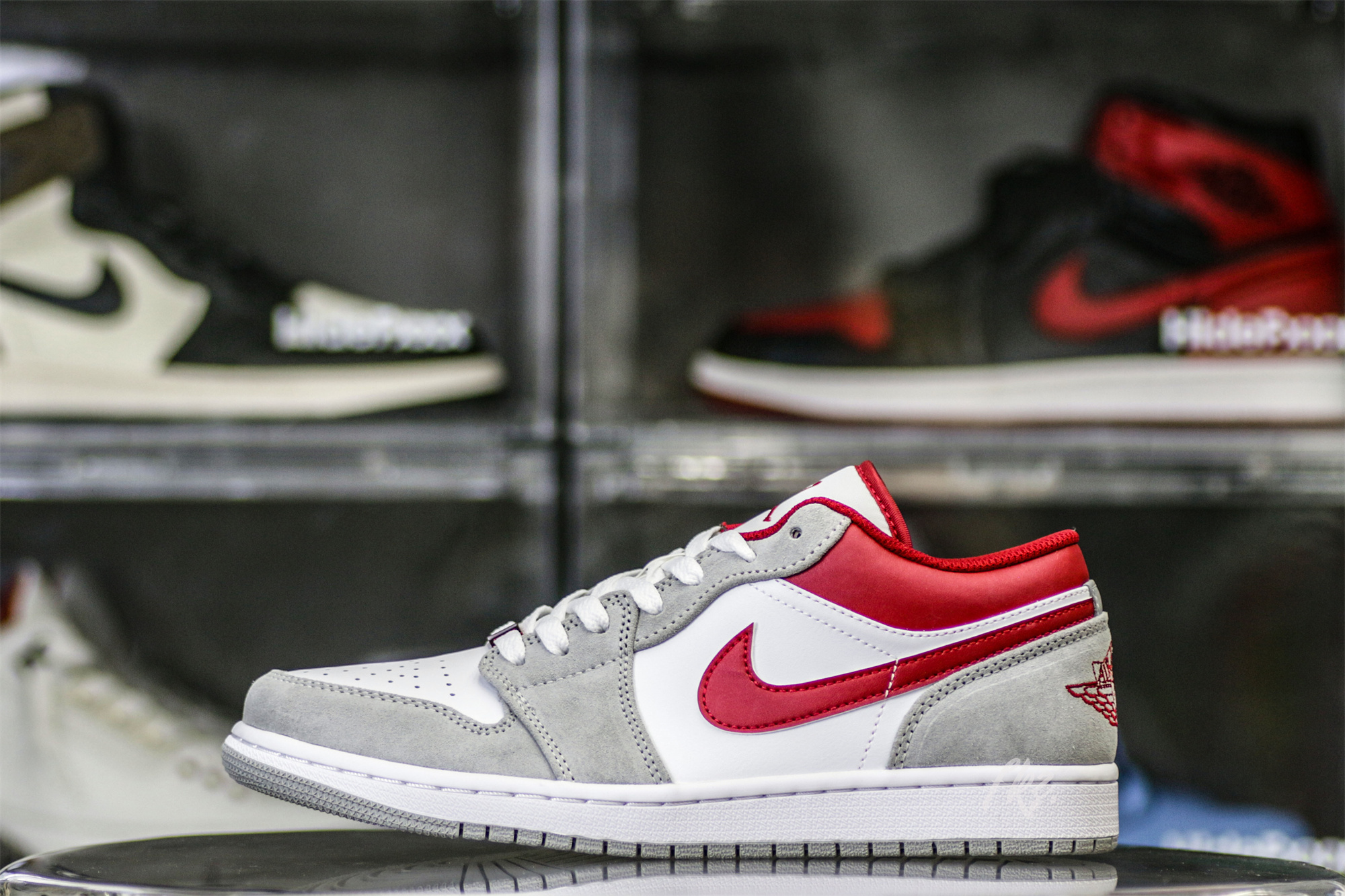Air Jordan 1 Low SE Light Smoke Grey Gym Red