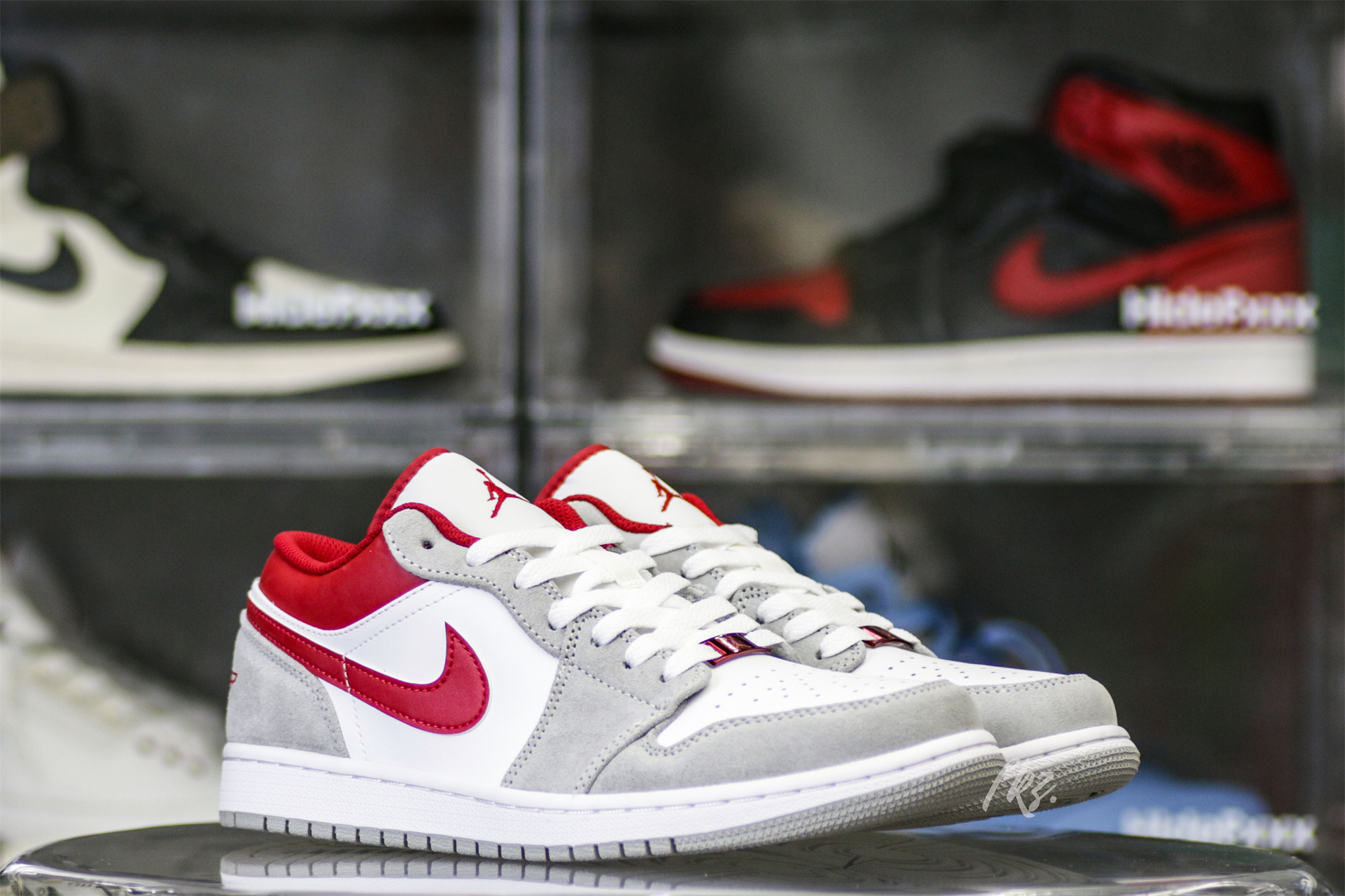 Air Jordan 1 Low SE Light Smoke Grey Gym Red